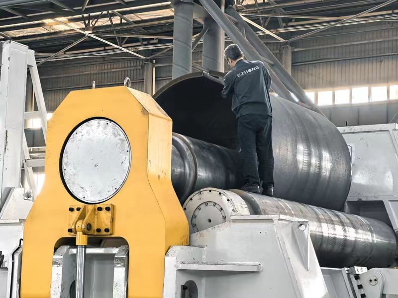 EZHONG为东欧机械公司设计制造的120*4000数控四辊卷板机在EZHONG...